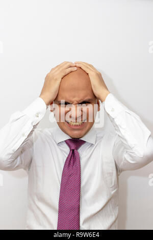 Arrabbiato uomo calvo con le mani sulla sua testa Foto Stock