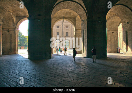 Massiccio passerelle arcuato, ingresso di Parma, Italia. Le persone passano attraverso qui, a piedi dal fiume per entrambi il Pallzzo della Pilotta e il centro di t Foto Stock