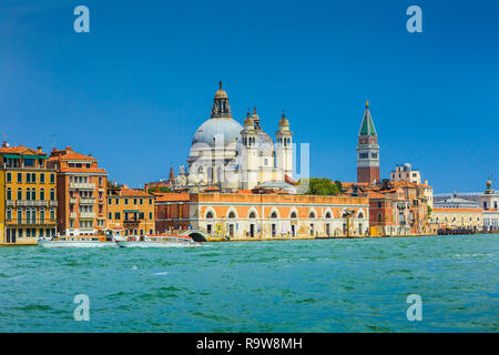 Chiesa, edifici e canal. Foto Stock