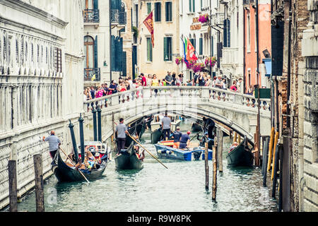 Gondole, canal e turisti. Foto Stock