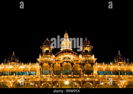 Mysore Palace vista notturna di Mysore, India Foto Stock