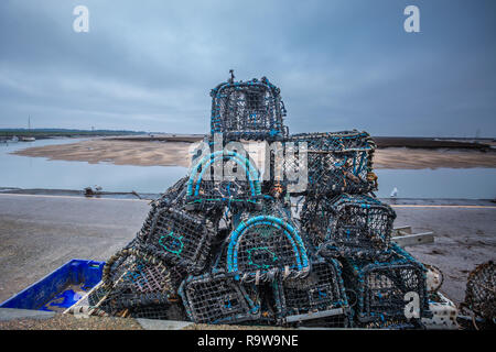 Aragosta o granchio pentole sul molo di un piccolo porto Foto Stock