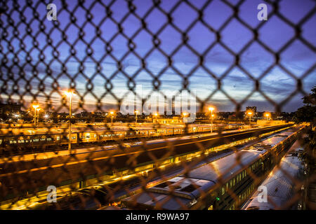 Vista di Manhattan NYC cantiere treno con molti treni visibile Foto Stock