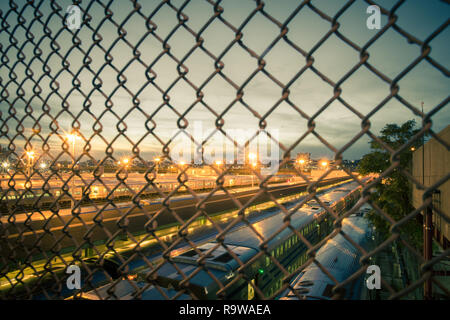 Vista di Manhattan NYC cantiere treno con molti treni visibile Foto Stock