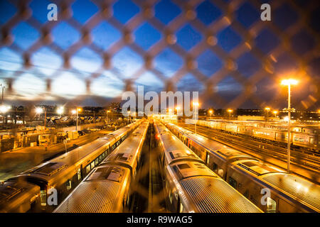 Vista di Manhattan NYC cantiere treno con molti treni visibile Foto Stock