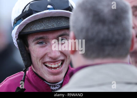 Apple di Jade del jockey Jack Kennedy celebra con trainer Gordon Elliot dopo aver vinto il quadrato di Natale finanziari ostacolo durante il giorno tre del Leopardstown Festival di Natale a Leopardstown Racecourse. Foto Stock