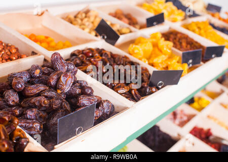 Frutta secca in contenitori di legno su un rack Foto Stock