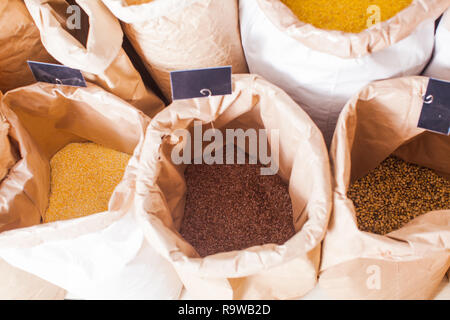 Sacchetti di cartone delle colture di cereali e al negozio di alimentari Foto Stock