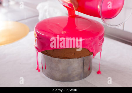 Processo di decorare la torta con la glassa a specchio Foto Stock