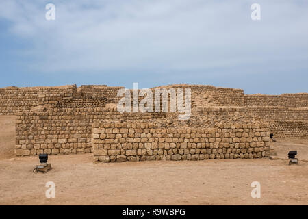 Rovine presso la Sumhuram Parco Archeologico vicino a Salalah in Oman meridionale. Sumhuram era una volta un porto per gli antichi incenso del commercio. Foto Stock