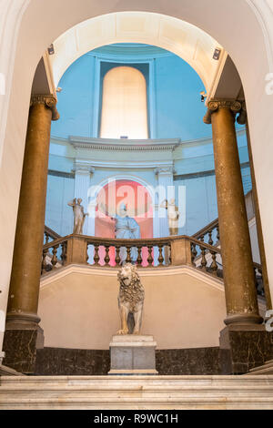 La grande scalinata centrale nel Museo Archeologico Nazionale di Napoli, Italia. Foto Stock