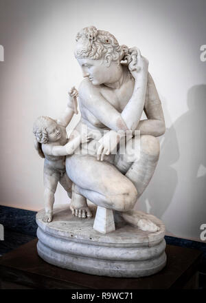 Una scultura in marmo di un accovacciato Aphrodite con Cupido, 2nd. cen. Annuncio, da un originale greco del periodo ellenistico. Nel Archeologico Nazionale Foto Stock