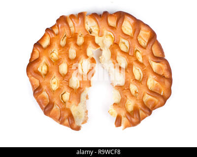 Pezzo di grande cottage cheese pie isolato su bianco Foto Stock