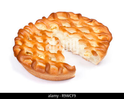 Pezzo di grande cottage cheese pie isolato su bianco Foto Stock