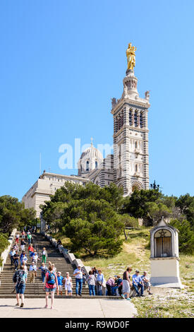 Notre Dame de la Garde basilica a Marsiglia, Francia, accessibile da un lungo percorso in pendenza con scale, è molto popolare con i turisti. Foto Stock