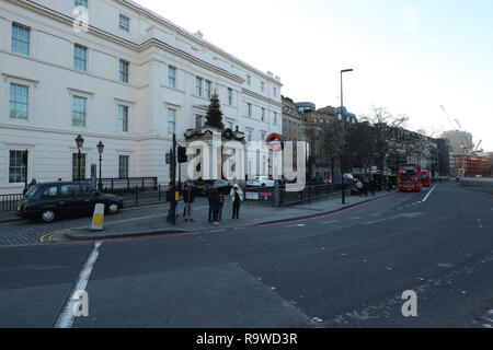 È sotto embargo per 0001 Sabato 29 Dicembre Knightsbridge in Westminister, Londra, che è stato identificato come uno dei più costosi di strade residenziali in Inghilterra e Galles con una media house prezzo di £13,371,000. Foto Stock