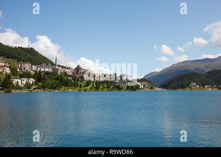 Sankt Moritz Città e lago blu in una soleggiata giornata estiva in Svizzera Foto Stock