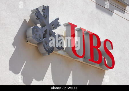 SANKT MORITZ, Svizzera - Agosto 16, 2018: UBS Swiss bank sign in una giornata di sole in Sankt Moritz, Svizzera Foto Stock