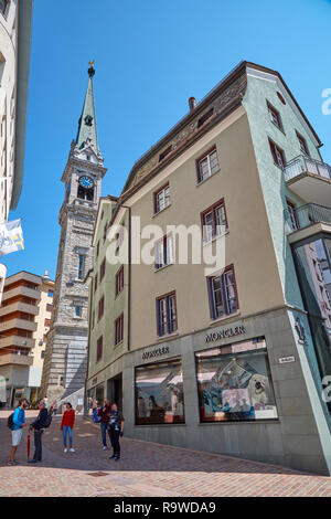 SANKT MORITZ, Svizzera - Agosto 16, 2018: Moncler store e Chiesa riformata torre campanaria in una soleggiata giornata estiva, cielo blu chiaro in Sankt Moritz svizzera Foto Stock