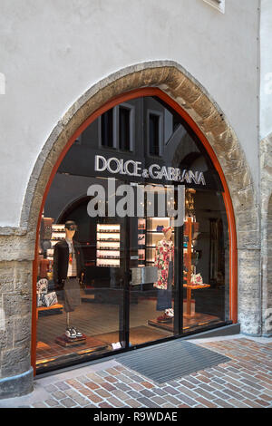 SANKT MORITZ, Svizzera - Agosto 16, 2018: Dolce Gabbana negozio di lusso ingresso con arco in una soleggiata giornata estiva in Sankt Moritz, Svizzera Foto Stock