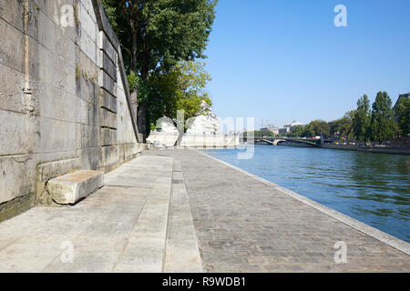 Parigi, Seine river docks in pietra grigia in una soleggiata giornata estiva Foto Stock