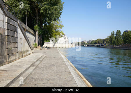 Parigi, Senna e vuoto docks, cielo blu chiaro in Francia Foto Stock