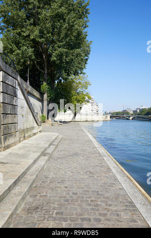 Parigi, vuoto Seine river docks in una soleggiata giornata estiva in Francia Foto Stock