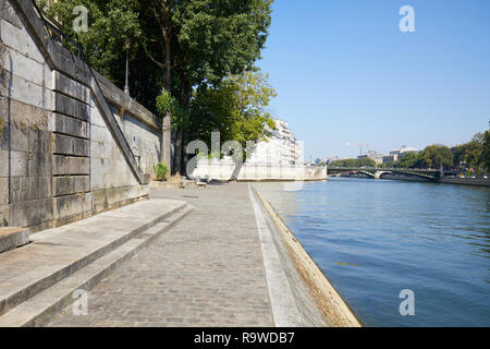 Parigi, vuoto Seine river docks un ampio angolo di visione in una soleggiata giornata estiva Foto Stock