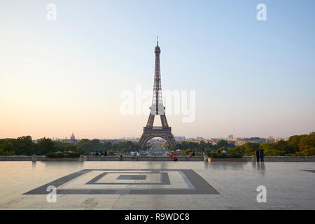 Parigi, Francia - luglio 7, 2018: torre Eiffel, alcune persone in una chiara mattina d'estate a Parigi, Francia Foto Stock