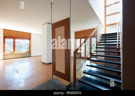 Vuoto stanza vivente con il nero con la scalinata in marmo, Interno dell appartamento in casa vecchia Foto Stock