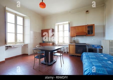 Vecchia cucina in normale interno dell appartamento in casa di paese Foto Stock