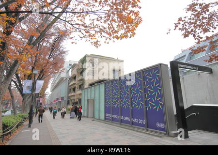 La gente visita Omotesando hills shopping mall a Tokyo in Giappone. Foto Stock