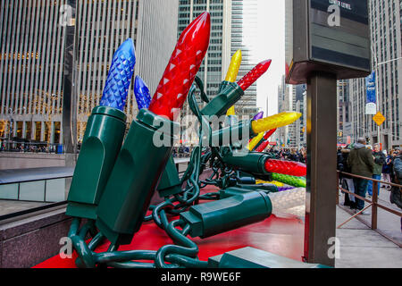 NEW YORK, NY, Stati Uniti d'America - 27 dicembre 2018: gigante luci di natale decorazione vicino alla 6th Avenue e la 50th Street a Manhattan. Foto Stock