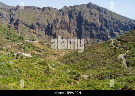 Vista del Macizo de Teno montagne, Masca Gorge e strada di montagna fino al villaggio di Maska. Tenerife. Isole Canarie. Spagna. Foto Stock