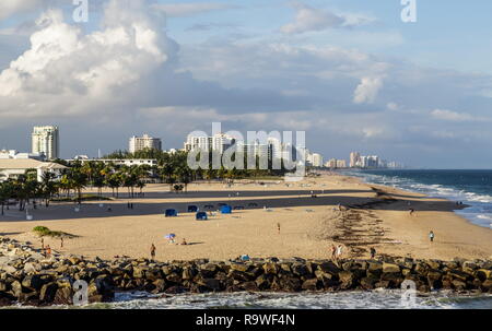 FORT LAUDERDALE, FLORIDA - Dicembre 14, 2015: la vela lontano da Fort Lauderdale è breve, ma scenic, con una bella architettura e una vista del b Foto Stock