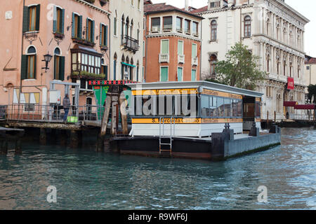 San Marcuola Casinó di fermata del vaporetto sul Canal Grande (Canal Grande) a Venezia, Italia. Foto Stock