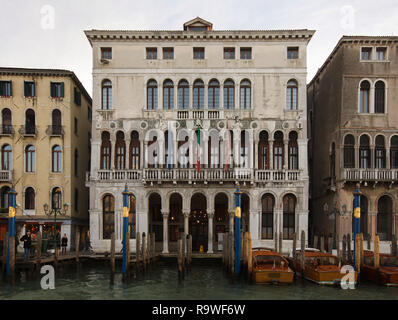 Palazzo Loredan (Ca' Loredan) sul Canal Grande (Canal Grande) a Venezia, Italia. Foto Stock