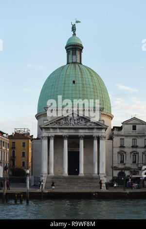 Chiesa di San Simeone Piccolo (Chiesa di San Simeon Piccolo) progettato da italiano architetto neoclassico Giovanni Antonio Scalfarotto (1718-1738) sul Canal Grande (Canal Grande) a Venezia, Italia. Foto Stock