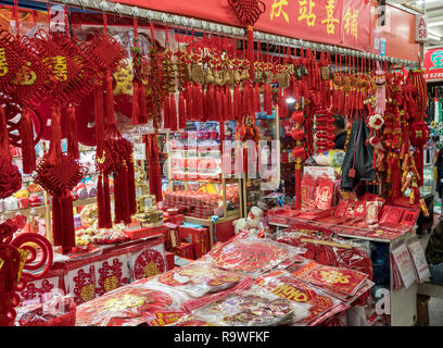 Appendere rosso fiocco di doni e decorazioni in arcade Foto Stock