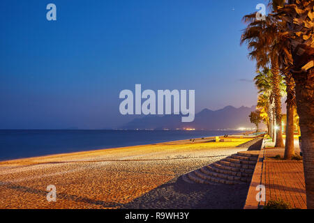 Un incredibilmente bellissimo tramonto sulla spiaggia di Konyaalti, Antalya, Turchia. Foto Stock