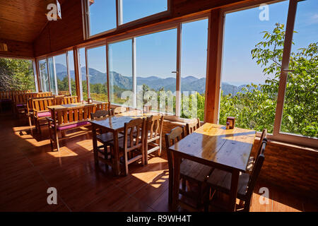 La terrazza all'aperto con vista sul mare nella caffetteria in stile rustico di Yoruk park, Kemer, Turchia. Foto Stock