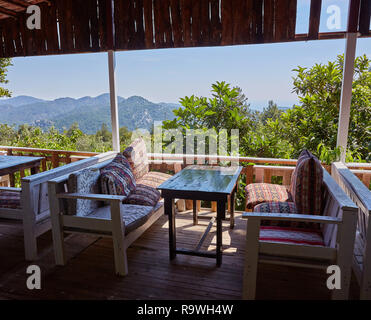 La terrazza all'aperto con vista sul mare nella caffetteria in stile rustico di Yoruk park, Kemer, Turchia. Foto Stock