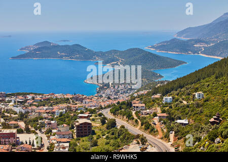 Vista aerea del popolare resort city Kas in Turchia, Riviera turco noto anche come Costa turchese chiaro mare caldo e soleggiato Foto Stock