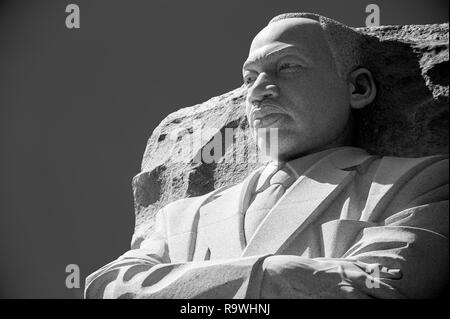 WASHINGTON DC - circa agosto, 2018: la statua ritratto il Martin Luther King Jr Memorial sotto la luce diretta del sole solennemente in bianco e nero Foto Stock