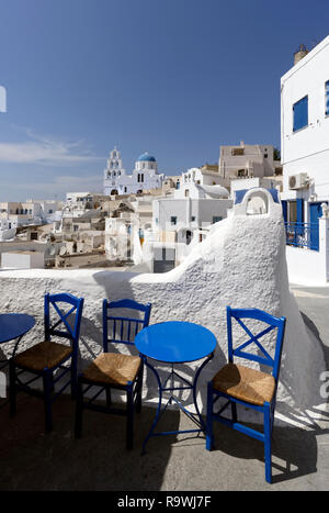 Le bianche chiesa di Saint (Agia) Patricia domina lo skyline del villaggio di Pyrgos, Santorini, Grecia. La chiesa attuale fu costruita nel 19 Foto Stock