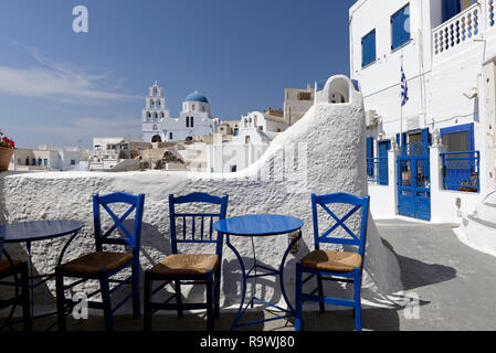 Le bianche chiesa di Saint (Agia) Patricia domina lo skyline del villaggio di Pyrgos, Santorini, Grecia. La chiesa attuale fu costruita nel 19 Foto Stock