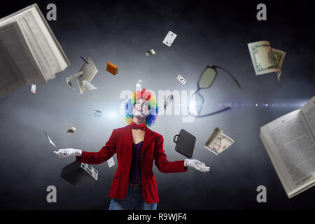 Donna di giocoleria clown . I supporti misti Foto Stock