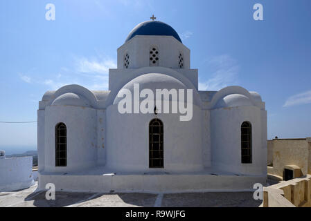 Vista posteriore del imbiancato la chiesa di Saint (Agia) Patricia domina lo skyline del villaggio di Pyrgos, Santorini, Grecia. La chiesa attuale wa Foto Stock