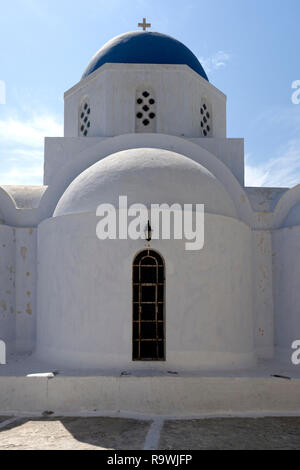 Vista posteriore del imbiancato la chiesa di Saint (Agia) Patricia domina lo skyline del villaggio di Pyrgos, Santorini, Grecia. La chiesa attuale wa Foto Stock