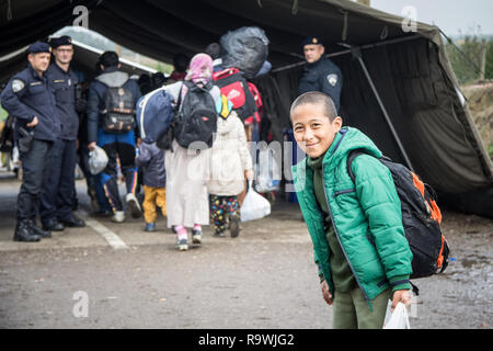 BERKASOVO, SERBIA - Ottobre 17, 2015: giovane rifugiato boy e permanente in attesa di attraversare la Croazia Serbia, il confine tra la città di Bapska e Berk Foto Stock